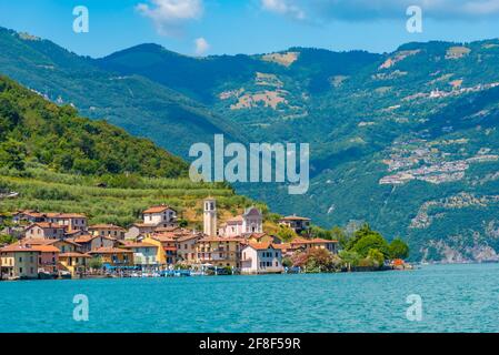 Carzano pueblo en la isla de Monte Isola en el lago Iseo en Italia