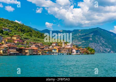 Carzano pueblo en la isla de Monte Isola en el lago Iseo en Italia