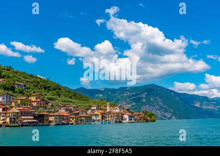 Carzano pueblo en la isla de Monte Isola en el lago Iseo en Italia