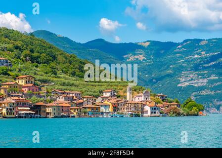 Carzano pueblo en la isla de Monte Isola en el lago Iseo en Italia