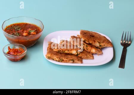 Pan de flatbread indio - Aloo Kulcha con pan de choley o patata rellena o Aloo paratha relleno con ketchup de tomate, garbanzos blancos y pickle - imagen Foto de stock