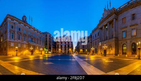 Vista al amanecer del Palau de la generalitat y del ayuntamiento en la plaza sant jaume de Barcelona, España. Foto de stock