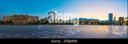 TIRANA, ALBANIA, 29 DE SEPTIEMBRE de 2019: Panorama al amanecer de la plaza Skanderbeg en Tirana, Albania Foto de stock