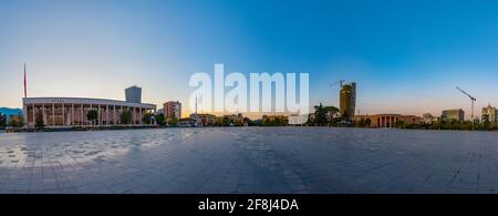 TIRANA, ALBANIA, 29 DE SEPTIEMBRE de 2019: Panorama al amanecer de la plaza Skanderbeg en Tirana, Albania Foto de stock