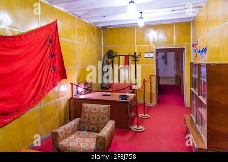 TIRANA, ALBANIA, 29 DE SEPTIEMBRE de 2019: Interior del museo Bunk'Art 1 en Tirana, Albania Foto de stock