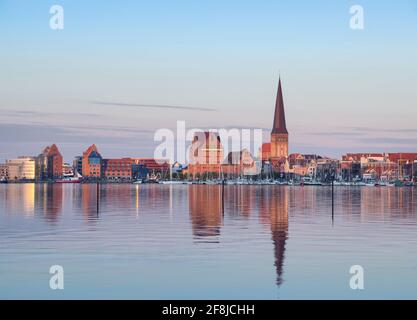 Rostock, Alemania. Horizonte urbano que se refleja en el agua del río Warnow por la noche