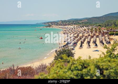 La playa de Ammolofoi es la más popular y hermosa del norte de Grecia. Situado a unas 1km de Nea Peramos, cerca de Kavala. Foto de stock