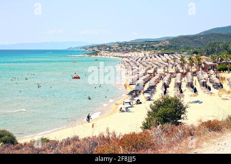 La playa de Ammolofoi es la más popular y hermosa del norte de Grecia. Situado a unas 1km de Nea Peramos, cerca de Kavala. Foto de stock