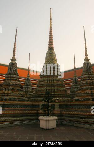 Un grupo de pequeña stupa en Phra Chedi Rai. Cada cinco grupos de estupa contienen las cenizas de la familia real fuera de los claustros de Phra Rabiang, Wat Pho. Foto de stock