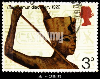 MOSCÚ, RUSIA - 30 DE SEPTIEMBRE de 2019: Sello postal impreso en el Reino Unido muestra la estatuilla de Tutankhamun, serie Aniversaries, alrededor de 1972