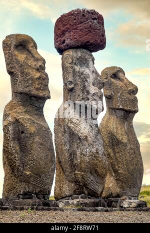 Esculturas de moai en Ahu Tongariki en la Isla de Pascua, Chile Foto de stock