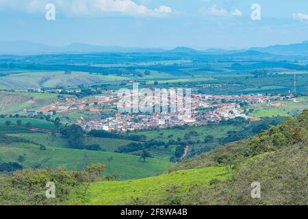 Vista desde lejos de la ciudad brasileña de Mineira de São Roque de Minas y las zonas rurales de los alrededores. Vista panorámica de la ciudad y las granjas. Foto de stock