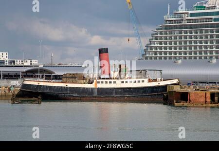 Southampton, Hampshire, Inglaterra, Reino Unido. 2021. El barco histórico Calshot visto en Puerto de Southampton durante el cierre de Covid 2021. Foto de stock