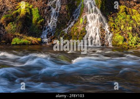 Pequeñas cascadas en el Burney Creek en el Parque Estatal Burney Falls, Condado de Shasta, California, Estados Unidos. Foto de stock