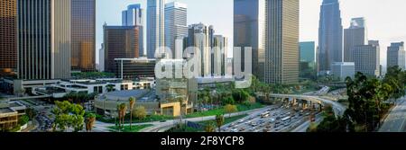 Horizonte urbano con edificios altos, Los Angeles, California, Estados Unidos