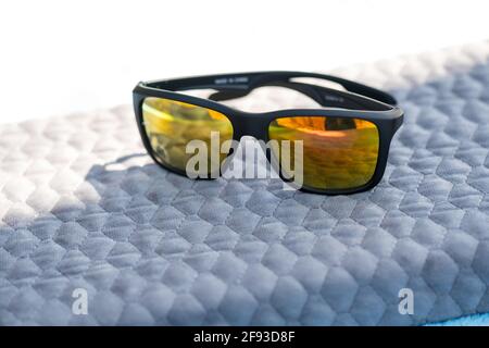 Gafas de sol con marcos oscuros y lentes oscuros Fotografía de stock - Alamy