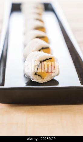 rollito de sushi tipo sándwich: comida de fusión Foto de stock