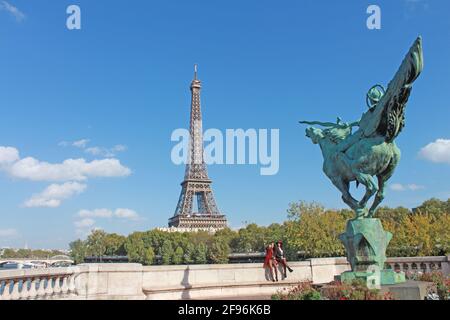 París, estatua La France renaissante sur le pont de Birakheim