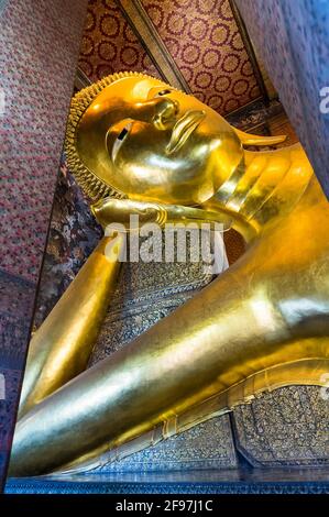 Tailandia, Bangkok, escenas en el templo de Wat Pho, Buda reclinado, estatua, dorado,