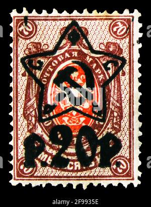 MOSCÚ, RUSIA - 4 DE NOVIEMBRE de 2019: Sello postal impreso en Rusia muestra las estrellas sobreimpresión, serie definitiva, alrededor de 1922