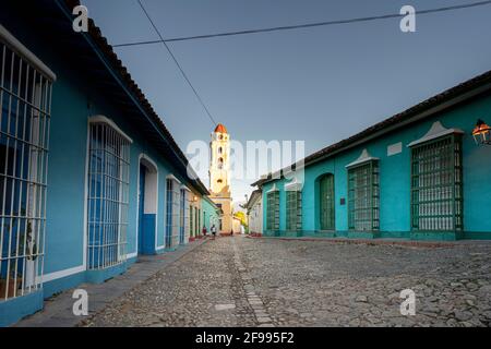 Calle en Trinidad con la Basílica Menor de San Francisco de Asis, Provincia Spiritus Sancti, Cuba Foto de stock