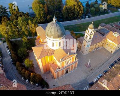Vista aérea de la catedral de Boretto , Emilia Romagna. Italia Foto de stock