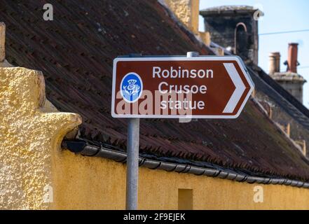 Señal de la calle que indica el camino a la estatua de Robinson Crusoe en la calle principal Lower Largo, Fife, Escocia.
