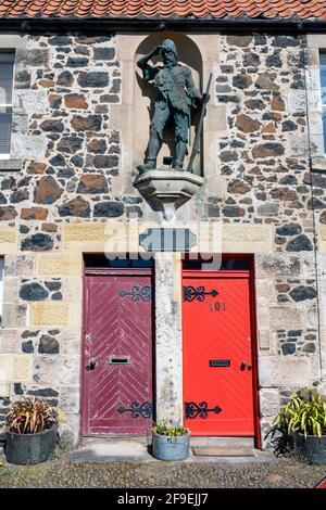 La estatua de Robinson Crusoe en el Bajo Largo, Fife. El Bajo Largo es famoso por sus vínculos con Alexander Selkirk, quien nació en el pueblo en 1676.