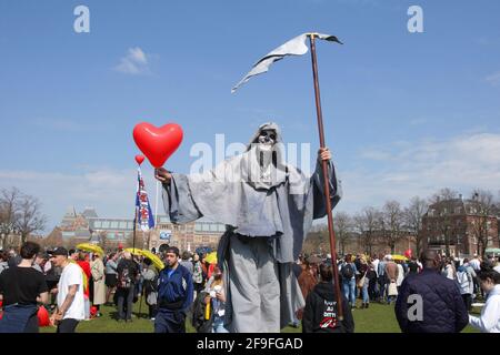 Un manifestante anti-bloqueo vestido como el sombrío segador sostiene un balón hart durante una demostración ilegal anti-vacunación y medidas coronavirus en la Muaeumplein el 18 de abril de 2021 en Amsterdam, Holanda. (Foto de Paulo Amorim/Sipa USA)