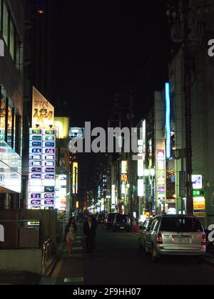 CIUDAD DE NAGOYA, JAPÓN - 14 de abril de 2014: Calle nocturna colorida en la ciudad de Nagoya, Japón. Vida nocturna en un distrito lleno de bares, restaurantes japoneses.