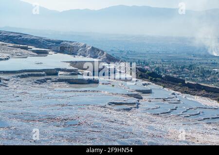 Terrazas travertinas en la parte norte de la antigua ciudad Hierápolis, Turquía. Piscinas naturales llenas de agua mineral. La ciudad y la reserva están incluidas en la UNESCO