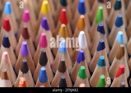 Primer plano de muchos lápices de madera puntiaguda multicolores