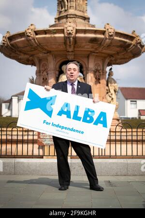El líder del Partido ALBA, Alex Salmond, en el Palacio de los Pueblos, Glasgow, para marcar el inicio de la campaña de Glasgow para las elecciones parlamentarias escocesas. Fecha de la foto: Lunes 19 de abril de 2021. Foto de stock