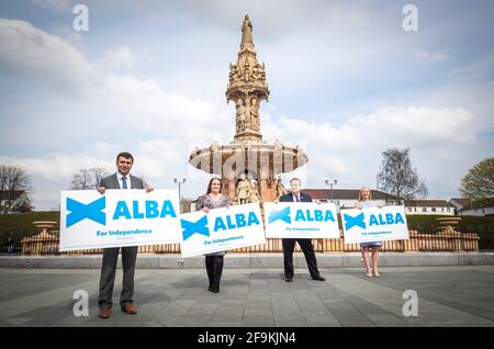 El líder del Partido ALBA, Alex Salmond, se une a los candidatos del partido a Glasgow Shahid Farooq (izquierda), Ailsa Gray (segunda izquierda) y Michelle Ferns (derecha) en el Palacio del Pueblo de Glasgow, para marcar el inicio de la campaña de Glasgow para las elecciones parlamentarias escocesas. Fecha de la foto: Lunes 19 de abril de 2021. Foto de stock