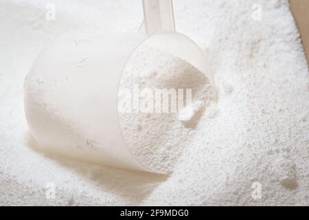 Detergente o un detergente en polvo en el cacito dosificador Fotografía de  stock - Alamy