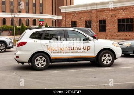 KINGSPORT, TN, USA--8 ABRIL 2021: Un pequeño SUV con publicidad en sus puertas para un negocio de remodelación de cocina. Foto de stock
