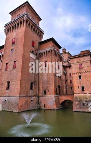 El Castillo Estense con su foso circundante en Ferrara Italia Foto de stock