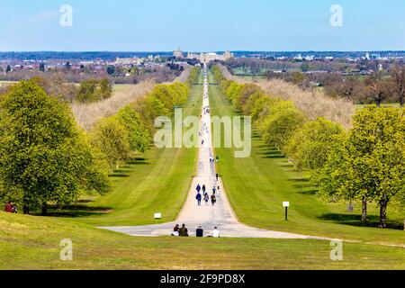 Vista de la caminata larga en Windsor Great Park desde Snow Hill que conduce a la residencia real del castillo medieval de Windsor del siglo 11th, Windsor, Berkshire