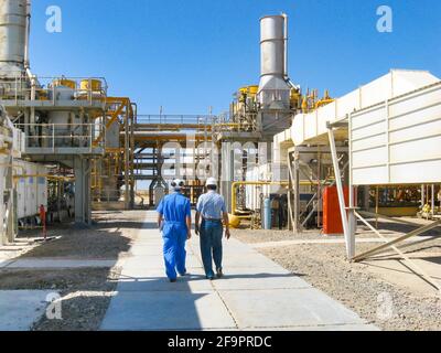 Dos ingenieros inspeccionan una instalación nueva en un y en un aceite Instalaciones de gas en Egipto