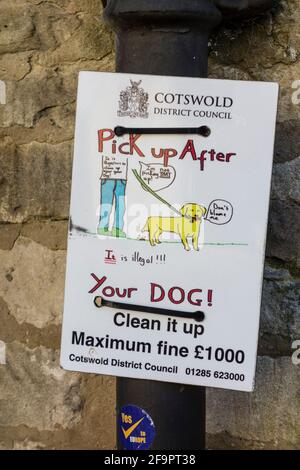 Señal pidiendo a la gente que limpie después del perro con advertencia de la pena máxima £1000 por el Consejo del Distrito de Cotswold, Tetbury, Gloucestershire Foto de stock
