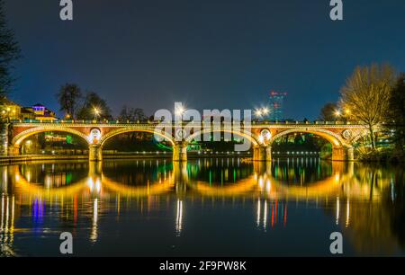 vista nocturna del ponte isabella sobre el río po con paisaje urbano de turín, italia.
