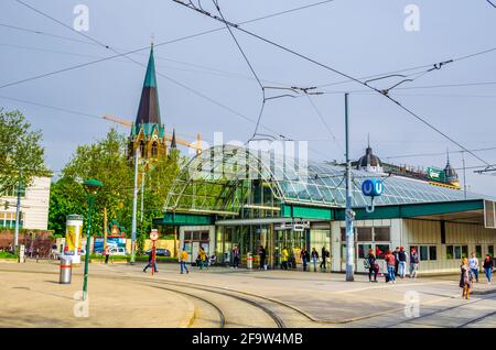 VIENA, AUSTRIA, 08 DE JUNIO de 2015: La gente está esperando un tranvía junto a la estación de tranvía y metro Westbahnhof. Foto de stock