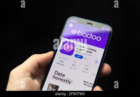 Kharkov, Ucrania - 20 de abril de 2021: Aplicación Badoo en Apple iPhone, hombre utilizando online dating service app Foto de stock