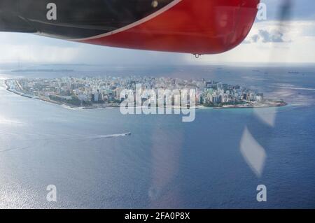 vista aérea desde un hidroavión en macho la ciudad capital de maldivas. isla superpoblada en el océano índico azul océano fondo del mar