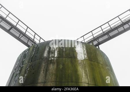 Antiguo depósito de aceite de calefacción en el lúgubre sótano húmedo