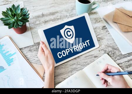 Icono de copyright en la pantalla. Derecho De Patentes Y Propiedad Intelectual. Concepto De Negocio, Internet Y Tecnología