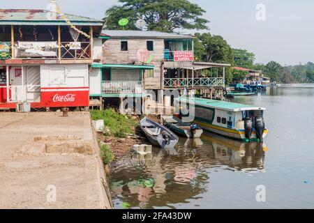 EL CASTILLO, NICARAGUA - 7 DE MAYO de 2016: Casas junto al río en el pueblo de ELL Castillo en el río San Juan, Nicaragua