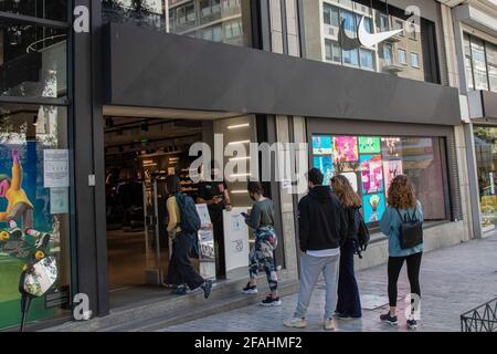 Se la gente esperando fuera de la tienda Nike cerca de la plaza Syntagma de stock - Alamy