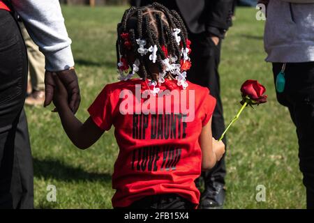 Minneapolis, Estados Unidos. 22nd de Abr de 2021. Una niña asiste al entierro de Daunte Wright en el cementerio de Lakewood el 22 de abril de 2021 en Minneapolis, Minnesota. Foto: Chris Tuite/ImageSPACE Crédito: Imagespace/Alamy Live News Foto de stock