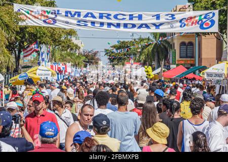 Miami Florida, Little Havana, Calle Ocho Carnaval, evento anual festival hispano celebración de la feria de la calle, bandera muchedumbre, Foto de stock